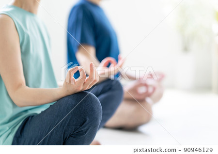 冥想瑜伽正念的高級男女 90946129