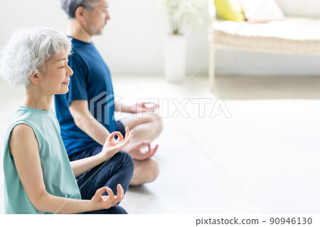 冥想瑜伽正念的高級男女 冥想瑜伽正念的高級男女 90946130