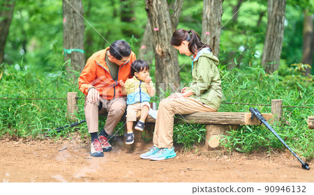 老夫婦徒步旅行形象與孫子共進午餐 90946132
