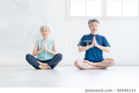 冥想瑜伽正念的高級男女 90946133