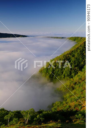 The sea of clouds in Lake Mashu The sea of clouds in Lake Mashu 90946173