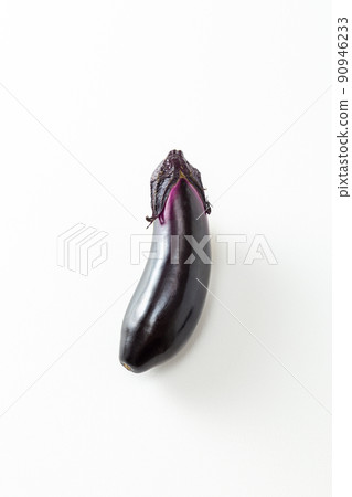 茄子白色背景 90946233