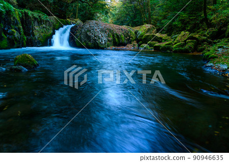 菊池峽“紅葉風景”以瀑佈為背景的瀑布風景 90946635