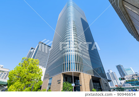 大阪府大阪市、陽光明媚的中之島節日塔西和大阪市容 大阪府大阪市、陽光明媚的中之島節日塔西和大阪市容 90946654