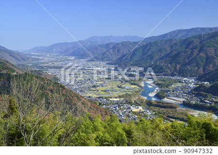 View of the lower reaches of the Yoshino River from the mountains of Hashikura Temple and Higashimiyoshi Town 90947332