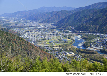 吉野川高速公路綠洲和蜿蜒的吉野川景觀 吉野川高速公路綠洲和蜿蜒的吉野川景觀 90947335