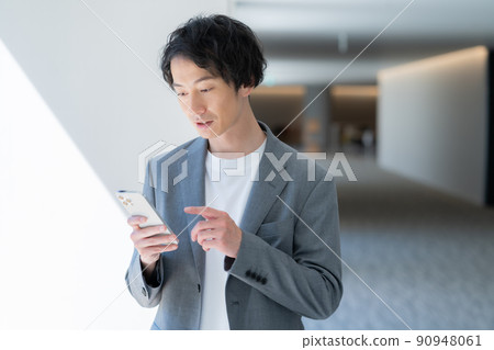 A young office casual businessman talking on a smartphone Shooting cooperation "LINK FOREST" A young office casual businessman talking on a smartphone Shooting cooperation "LINK FOREST" 90948061