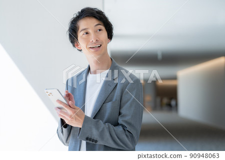 A young office casual businessman talking on a smartphone Shooting cooperation "LINK FOREST" 90948063