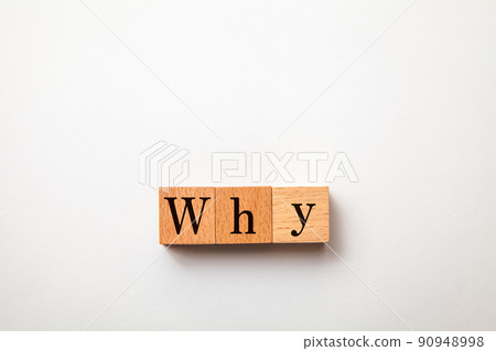 為什麼性格。為什麼。問號。寫在三個木塊上。黑色字母。白色背景。 90948998