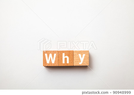 為什麼性格。為什麼。問號。寫在三個木塊上。白色字母。白色背景。 90948999