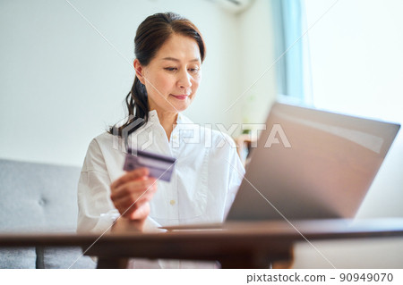 Senior women shopping online Senior women shopping online 90949070