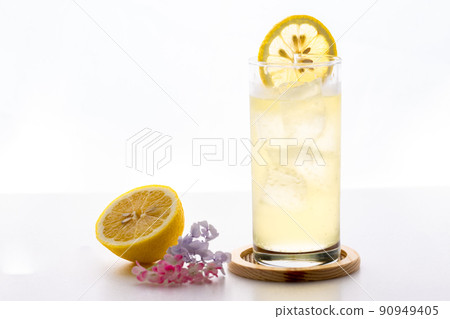 Lemon squash and lemon 90949405