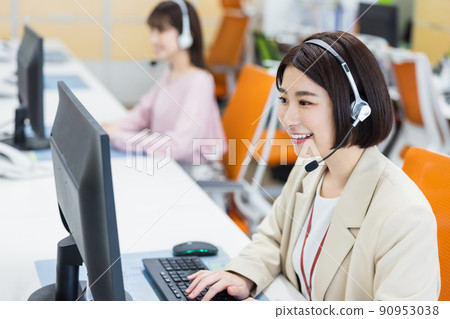 接到電話的呼叫中心接線員 接到電話的呼叫中心接線員 90953038
