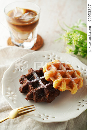 Belgian waffles and ice cafe au lait 90953207