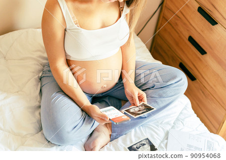 Pregnancy smartphone app. Pregnant woman holding smartphone. Mobile pregnancy online maternity application. Concept maternity, pregnancy, childbirth. Pregnancy smartphone app. Pregnant woman holding smartphone. Mobile pregnancy online maternity application. Concept maternity, pregnancy, childbirth. 90954068