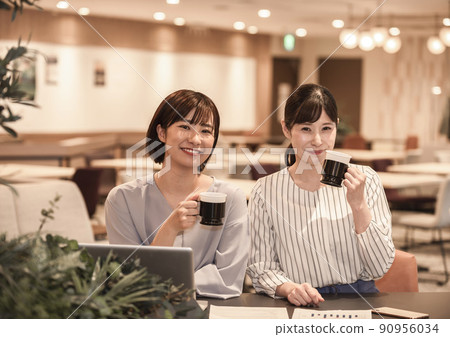 一個女人和兩個人開會 90956034