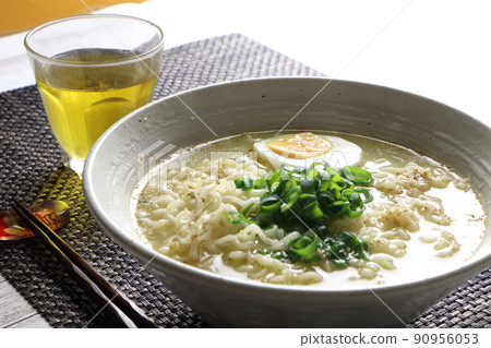 Instant noodles that look delicious Salty Instant noodles that look delicious Salty 90956053