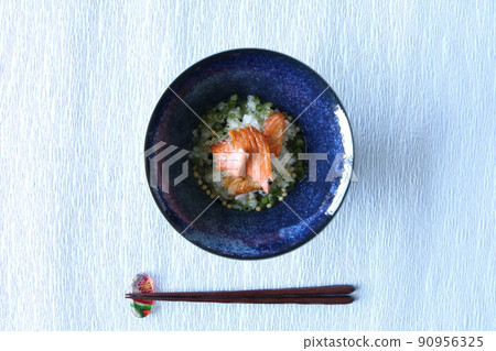 Delicious and cool salmon chazuke Delicious and cool salmon chazuke 90956325