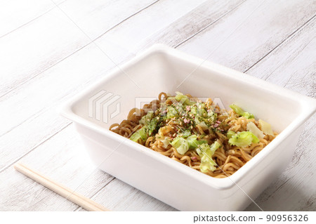 Cup yakisoba that looks delicious Cup yakisoba that looks delicious 90956326
