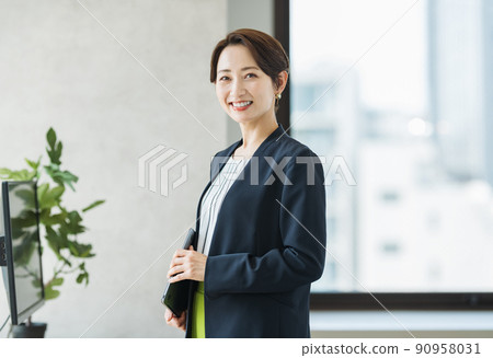 Fashionable career woman portrait 90958031