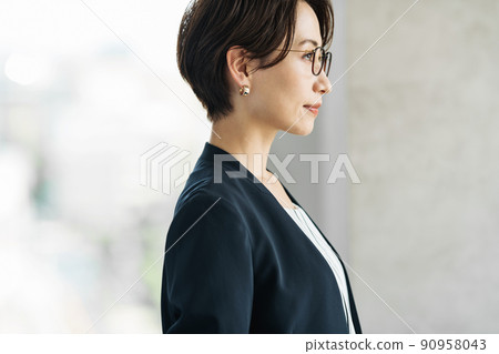 中間職業女性的肖像 90958043