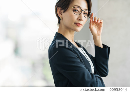 戴眼鏡的職業女性 戴眼鏡的職業女性 90958044