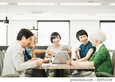 活潑的中高級商務人士 90958109