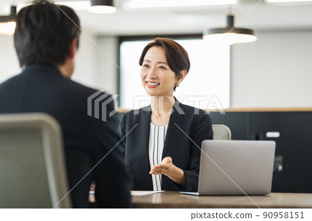 Middle career woman to have a meeting 90958151
