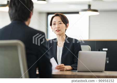 Middle career woman having a meeting 90958152
