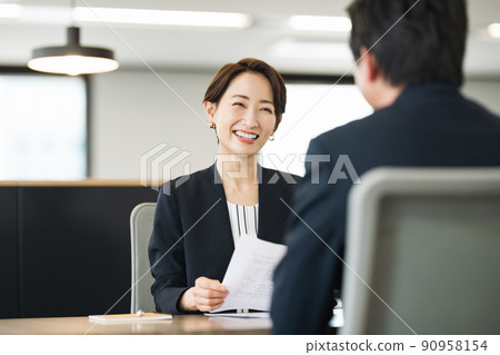 Middle career woman to have a meeting 90958154