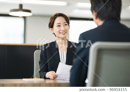 開會的中年職業女性 90958155