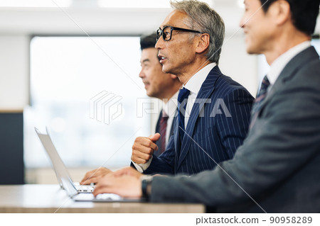 開會的中年商人 90958289