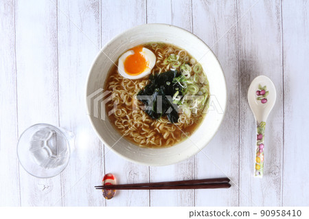 看起來很好吃的方便麵醬油味道 看起來很好吃的方便麵醬油味道 90958410