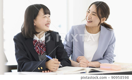 Female students in uniforms and cram school teachers Junior high school and high school students Female students in uniforms and cram school teachers Junior high school and high school students 90958598