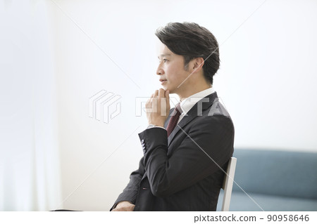 Interview with a man in his 50s in a suit 90958646
