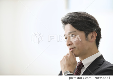 採訪50多歲西裝男 採訪50多歲西裝男 90958651