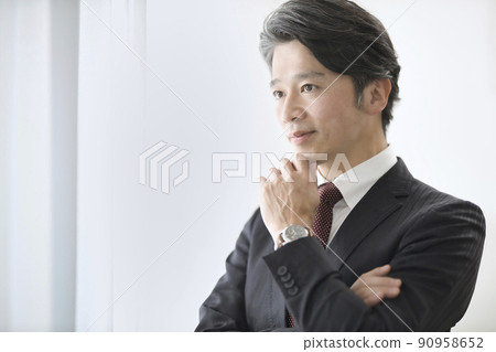 採訪50多歲西裝男 90958652