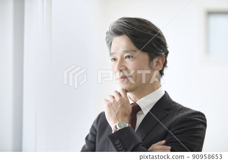 Interview with a man in his 50s in a suit 90958653