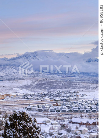 Vertical A view of the valley and the mountain covered with clouds 90959192