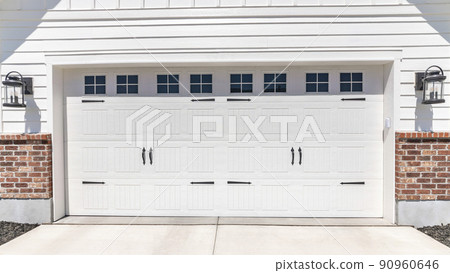 Pano Garage entryway exterior with wall mounted lamp on both sides 90960646
