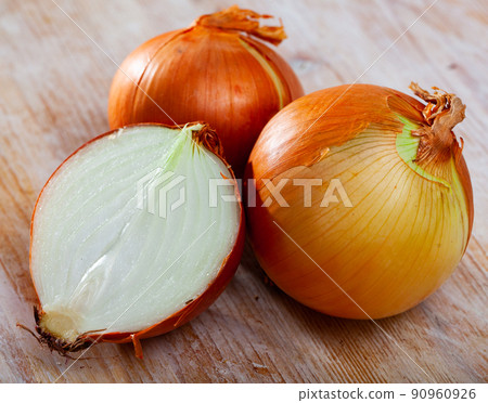 Whole bulbs and halves of raw onion 90960926