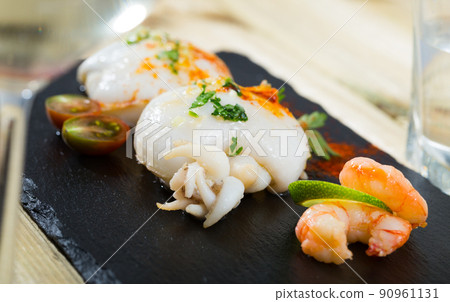 Roasted cuttlefish with paprika and parsley 90961131