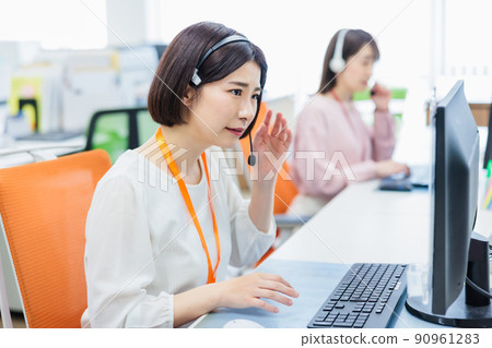 Operator receiving a complaint at a call center 90961283