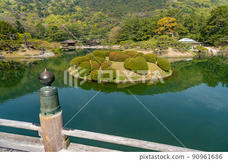 香川縣高松市栗林園栗林園的代表景觀圓月橋和愛情杜鵑花 香川縣高松市栗林園栗林園的代表景觀圓月橋和愛情杜鵑花 90961686