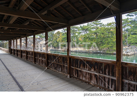 Moat and Ishigaki seen from the sheath bridge of Takamatsu Castle, Takamatsu City, Kagawa Prefecture 90962375