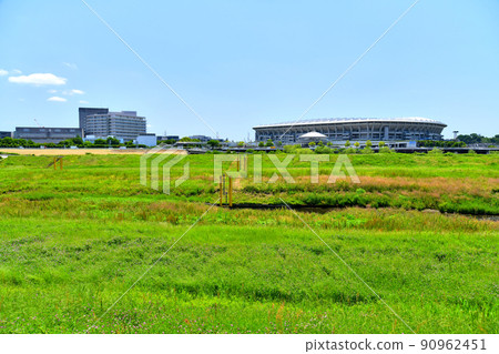 Looking toward Shin-Yokohama Park and Yokohama Rosai Hospital from the vicinity of Kamikobashi / Tsurumi River (Yokohama City, Kanagawa Prefecture) [2022.5] 90962451