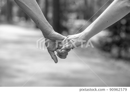 The husband's flour holds his wife's hand tightly in close-up. The husband's flour holds his wife's hand tightly in close-up. 90962579