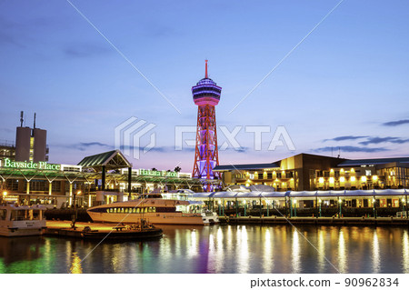 博多港口塔燈火通明 90962834