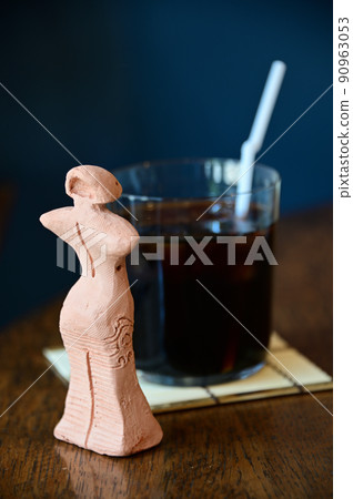 Jomon Goddess and iced coffee 90963053