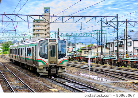 Train scenery at the platform of Aizu-Wakamatsu Station 90963067